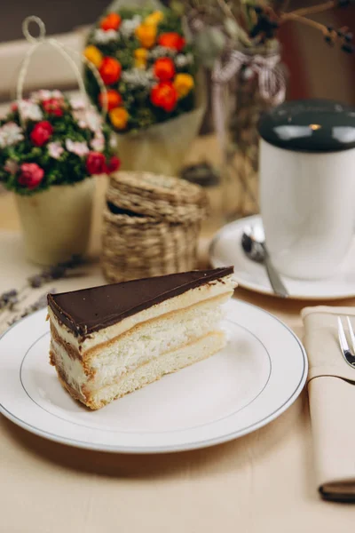 Pedaço de bolo de esponja de caramelo com chocolate — Fotografia de Stock