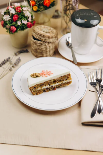 Kuchenstück mit Walnüssen und weißer Glasur — Stockfoto
