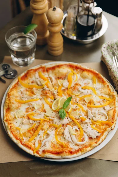 Pizza with chicken and peppers — Stock Photo, Image
