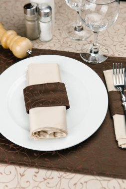 çatal ve peçete üzerinde bıçak 