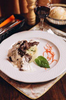 Pişmiş soğan soslu domuz eti dilimleri