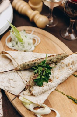 Katlanmış buğday tortilla merguez sosis ile