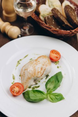 Domates ile kavrulmuş tavuk göğsü