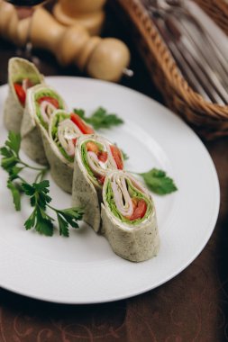 Tortilla rulo ile jambon, domates