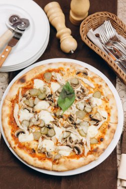 Mantar ve tavuk pizza