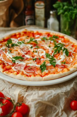 pastırma ve domates pizza