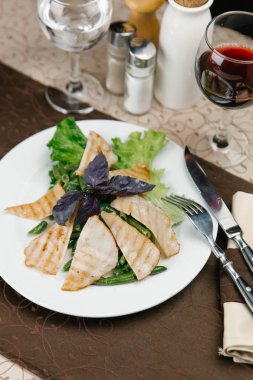 Izgara dana eti kuşkonmaz ile