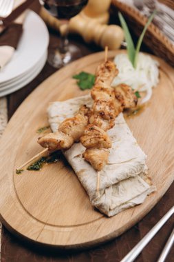 Tavuk kebap ile buğday tortilla katlanmış