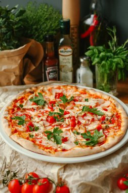 pastırma ve domates pizza