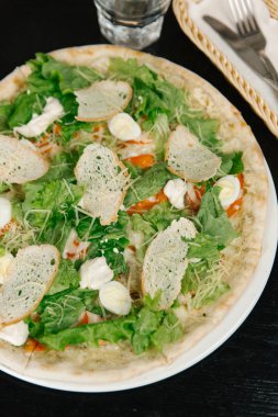 Mozzarella ve marul salata pizza mix