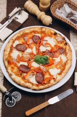 Biber ve sosisli pizza 