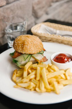 Marul, salatalık ve pastırmalı çizburger