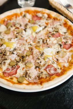 Pizza mantar, pastırma ve soğan ile