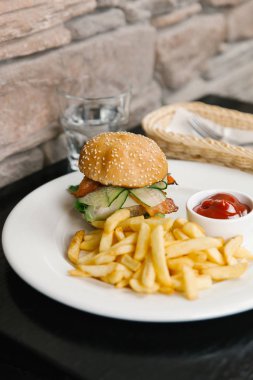 Marul, salatalık ve pastırmalı çizburger