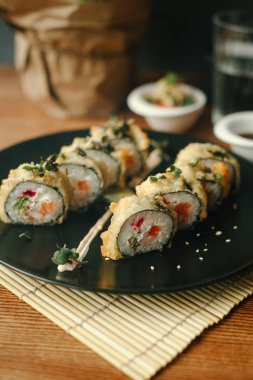 Fried maki sushi somon ile rulo