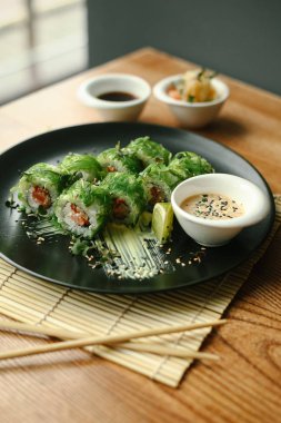 Somon ve krem peynirli suşi ruloları.