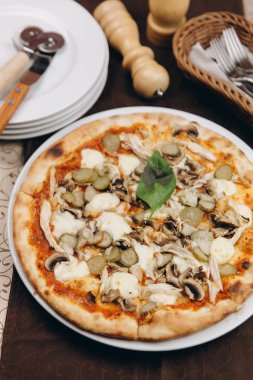 Mantar ve tavuk pizza