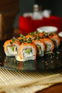 Somon ve krem peynirli suşi ruloları.