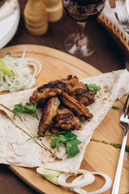 Buğday tortilla ile kavrulmuş et katlanmış