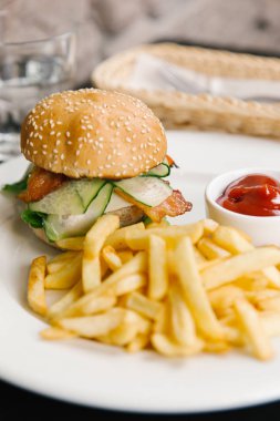 Marul, salatalık ve pastırmalı çizburger