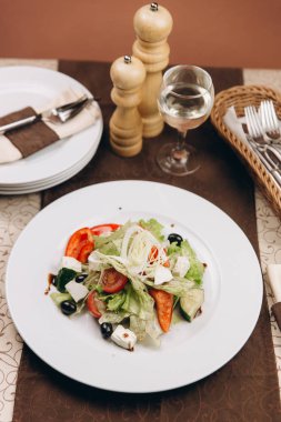 beyaz peynir ve zeytin sebze salatası