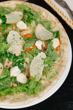 Mozzarella ve marul salata pizza mix