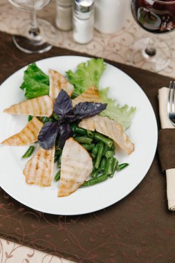 Izgara dana eti kuşkonmaz ile