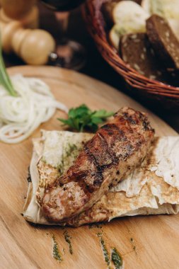 Buğday tortilla ile kavrulmuş et katlanmış