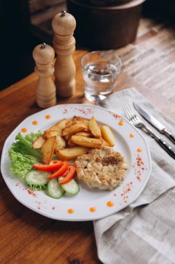 Kızarmış patates dilimleri ve et pirzola