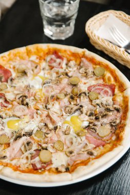 Pizza mantar, pastırma ve soğan ile