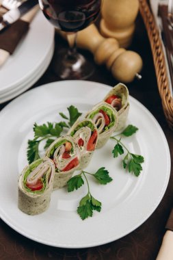 Tortilla rulo ile jambon, domates