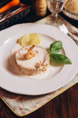 Deniz ürünleri göğsü üstüne karides ile