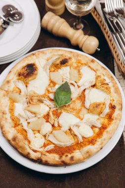 Tavuk, patates ve peynirli pizza