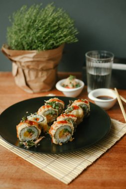 Maki suşi rulo salatalık ve yılan balığı