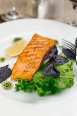 Limon ve marul ızgara somon