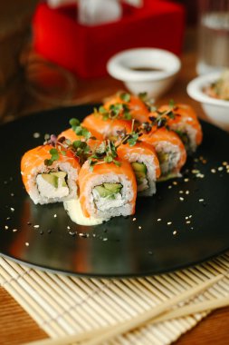 Somon ve krem peynirli suşi ruloları.