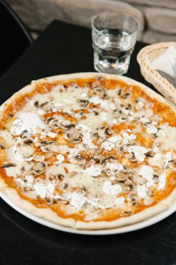 Pizza mantar, peynir ve otlar