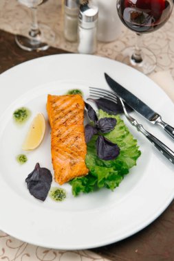 Limon ve marul ızgara somon