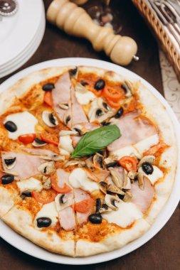 Pizza domates, jambon ve zeytin ile