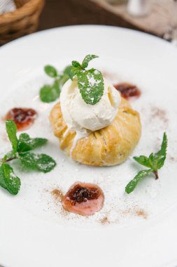 Puf böreği tatlısı dondurma ile