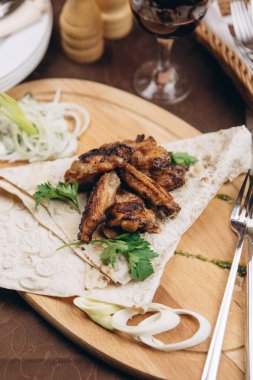 Buğday tortilla ile kavrulmuş et katlanmış