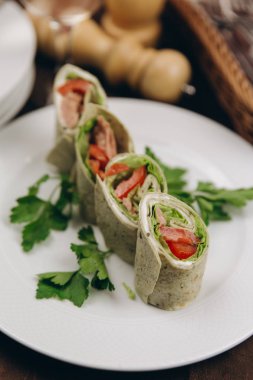 Sığır eti ve domates ile tortilla rulo