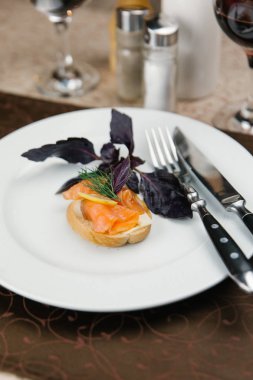 Bruschetta tereyağı, somon ve limon ile