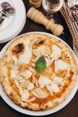 Tavuk, patates ve peynirli pizza