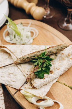 Katlanmış buğday tortilla merguez sosis ile