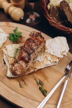 Buğday tortilla ile kavrulmuş et katlanmış