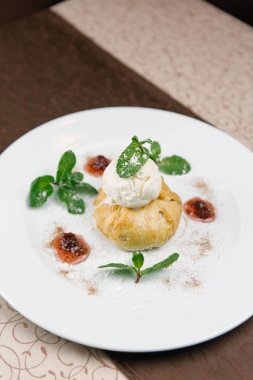 Puf böreği tatlısı dondurma ile