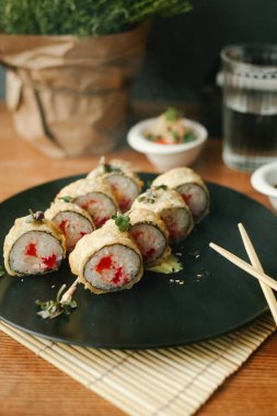 Maki suşi rulo havyar ile