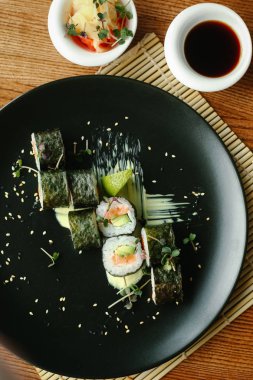 Somon ve salatalıklı maki suşi.