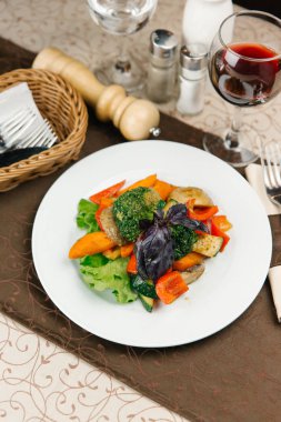 Brokoli, biber ve marul sebze salatası